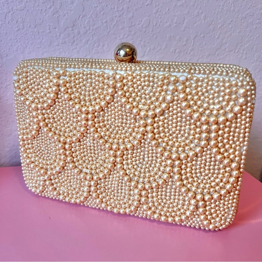 Gold Scallop Pearl Clutch Purse with Detachable Chain - Picture 12 of 12
